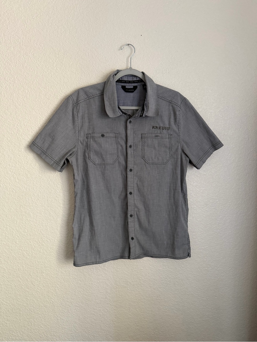 Kuiu Men’s Basin Short Sleeve Button Down Shirt M Grey Micro Stripe Embroidered
